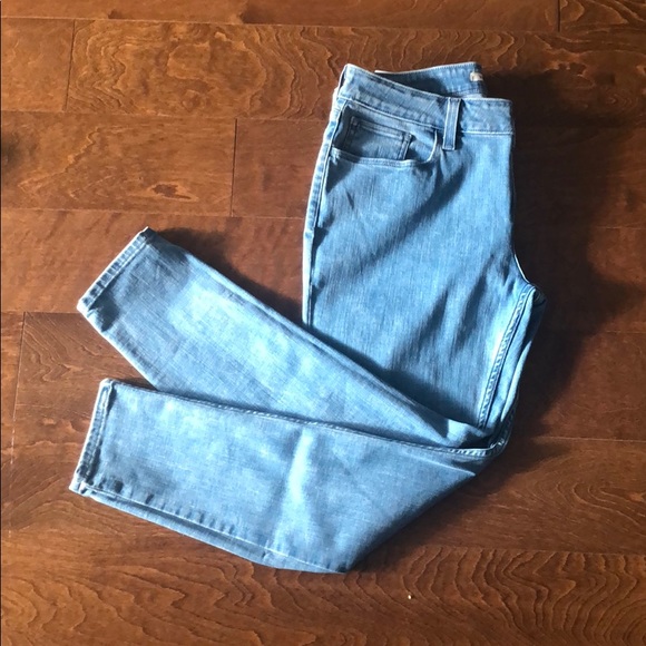 Women’s Levi Jeans - Picture 2 of 3